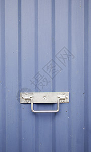生锈的有质感蓝色金属门装有把手纹身背景的墙壁细节建筑背景图片