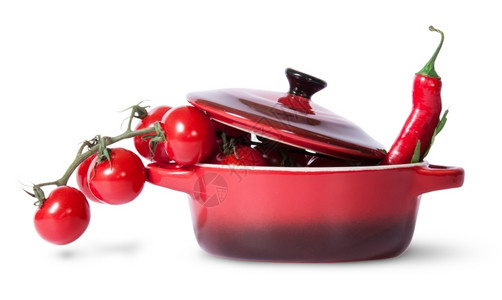 收藏切樱桃西红柿有鹦鹉和辣椒在酱锅中以白色背景隔离明亮的生图片