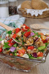 食物泼辣健康番茄胡椒和香肠的烤茄子沙拉图片