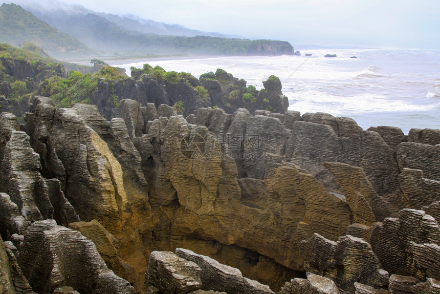 环绕着海岸和面的全景在新西兰看煎饼岩石的酸橙灰色图片