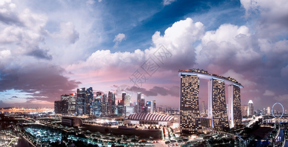 DOWNTOWN办公室新加坡在日落时无人驾驶飞机从MarinaBay和Downtown的全景空中观察财富高的背景