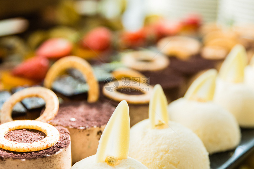 面包店好吃展品括各种蛋糕甜点和巧克力等美食图片