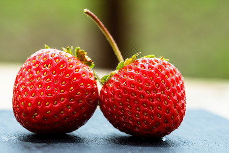 健康鲜嫩草莓的精细新鲜成熟红草莓细节以展示种子浆果瘦图片