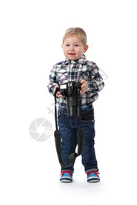 幸福正面摄影棚里拿着像机的三岁男孩一个孤立的白种人相机图片