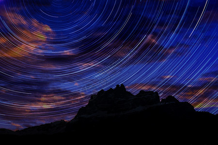宇宙地平线长距离图像显示夜空中星在山上行踪夜晚图片