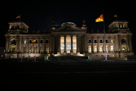 德国柏林帝大厦晚上在德国柏林黑暗的旗帜图片