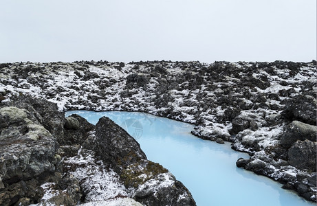 吸引力苔藓在冰岛蓝环礁度假胜地外覆盖着苔的熔岩石之间蓝色的水治疗图片