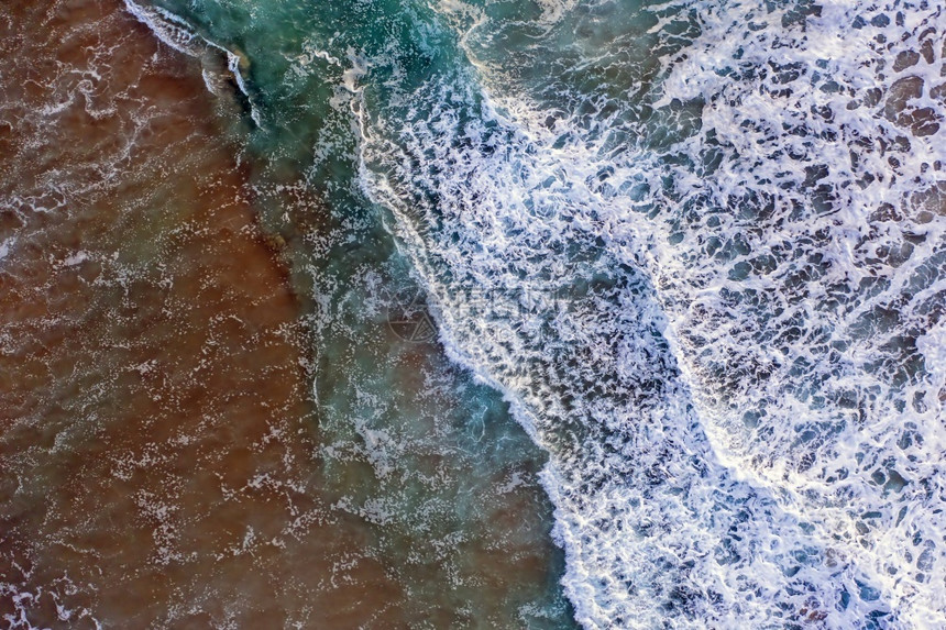 清除有色支撑由海浪引起的空中飞行图片