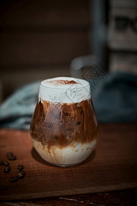 玛奇朵棕色的咖啡拿铁马铃薯加层咖啡在玻璃杯中透视咖啡拿铁加层牛奶图片