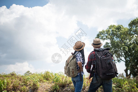 服用两个站着拍照片的徒步女旅行者在登山后休息远足常设图片
