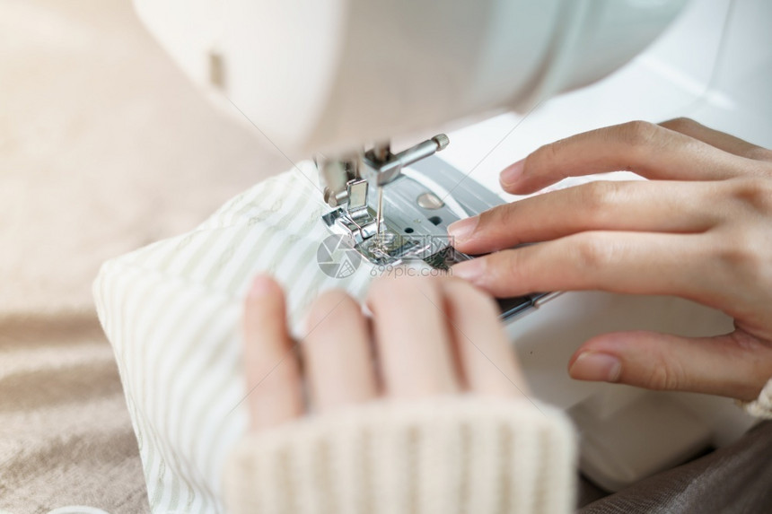 材料新冠妇女用缝纫机在冠状白贫血期间缝上面罩紧女手织物图片