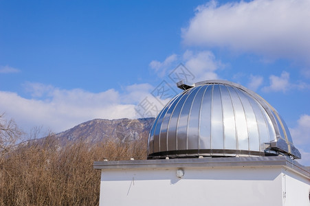 天文观测台在蓝天上最高文学公园图片