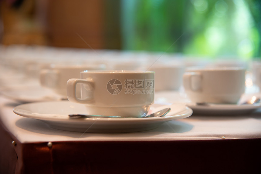 自然清晨咖啡白杯在旅馆里准备咖啡桌子因图片