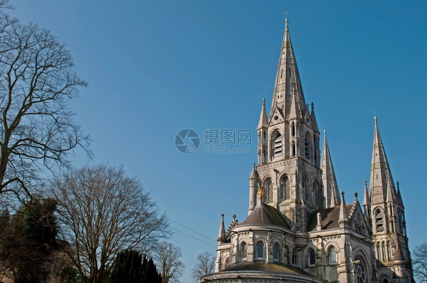 老的地标云爱尔兰科克Cork的圣芬巴勒斯柯大教堂蓝天背景图片