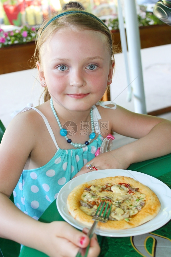 桌子小美少女在咖啡馆吃比萨女孩在子们咖啡店图片