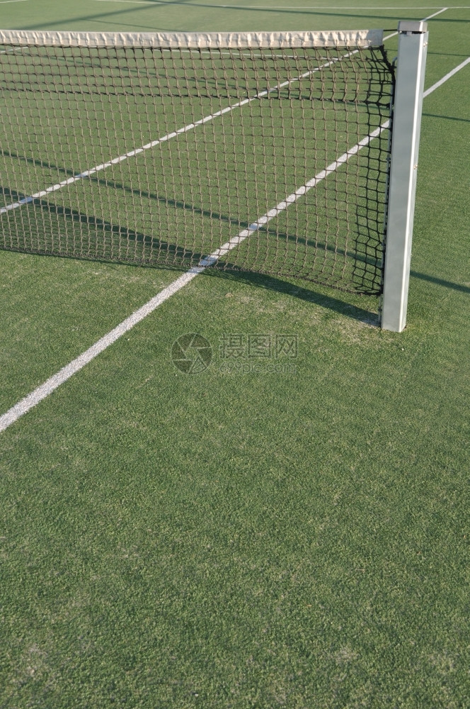 地面抽象的在户外网球场人工草上的白线纤维图片
