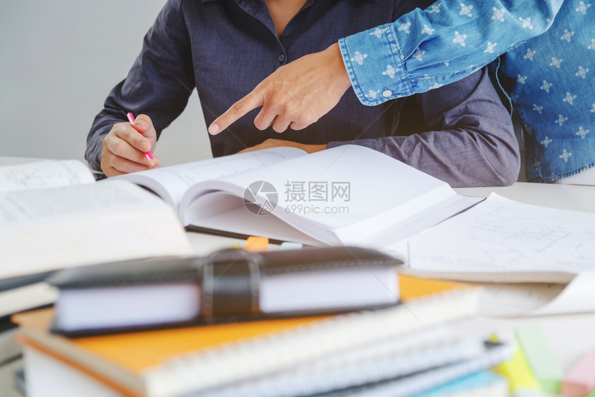 种族笔记本成人大学生同在图书馆一起做功课的同学图片