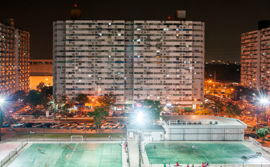 走道夜间观视中城市建筑的体育领域公园篮球图片