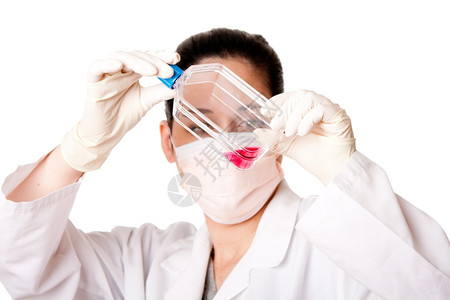 白色的拉丁裔女科学家研究员在瓶中穿戴手套和口帽的红组织细胞培养介质与世隔绝摄影背景图片