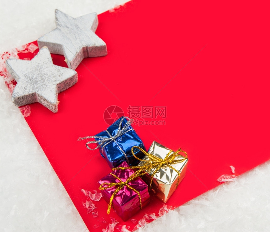白色的生活华丽红圣诞纪念卡上面有小礼物盒和雪上星图片