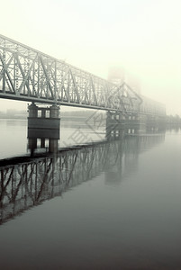 工程师商业车站穿越河水喷雾的铁路桥图片