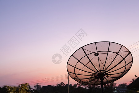盘子交流卫星电视调音器安装在屋顶上清晨的天空温暖收音机图片