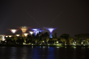 吸引力建筑学反射新加坡超树级在黄昏的山顶标志城市旅行图片