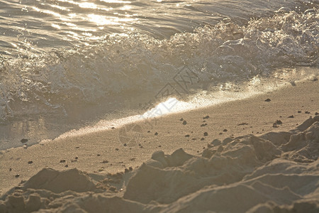 湿的泡沫波与冲击沙滩粒子大型封闭背景纹理泡沫波与沙滩粒子撞击巨型水泡海沫落下背景图片