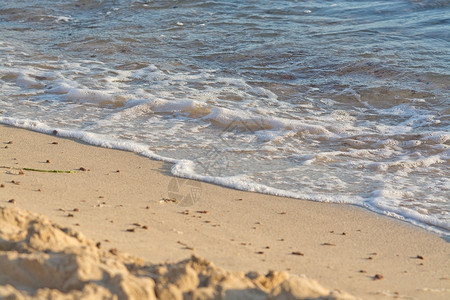 西班牙海滩泡沫状的波与冲击沙滩粒子大型封闭背景纹理泡沫浪与撞击沙滩波与泡沫沙滩背景图片
