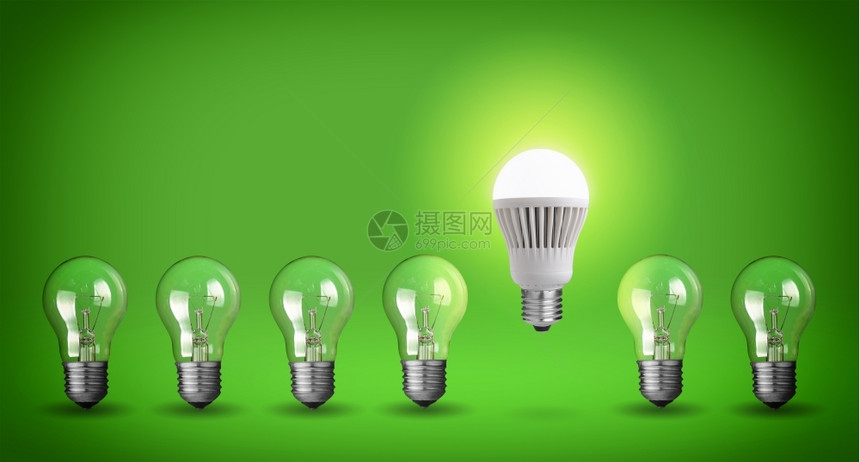 供应电灯泡象征绿色背景的灯泡创意概念一行图片