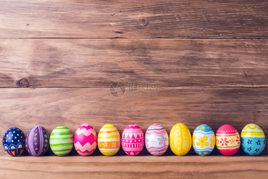 传统的优质复活节褐木背景上彩色的东方鸡蛋图片
