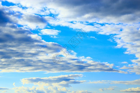 远的白色蓝天空有白云蓝色天空背景的美丽白云夏季天空的白云地平线图片