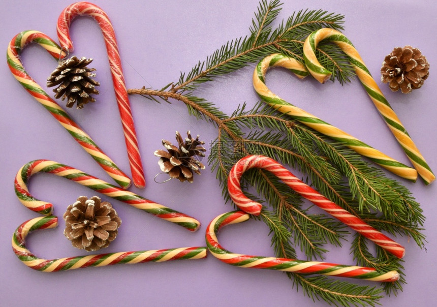 圣诞节有条纹的焦糖或甘蔗一种普通的生菜和卷瓜分枝棒糖图片