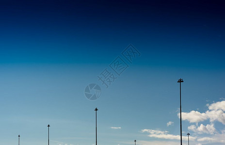 蓝色天空背景的垂直挪威车轮城市灯hd蓝色天空背景的垂直挪威车轮城市灯hd方向具蓝色的背景图片