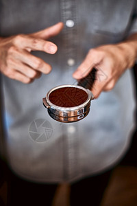 咖啡因筛选饮料茶壶过滤器上的棕色烤咖啡豆和粉以及锅壶过滤器上的咖啡粉图片