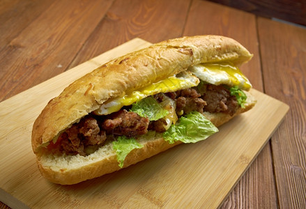 美国奶酪牛排三明治将牛肉洋葱和芝士混合在一小块面包中沙拉胖的图片