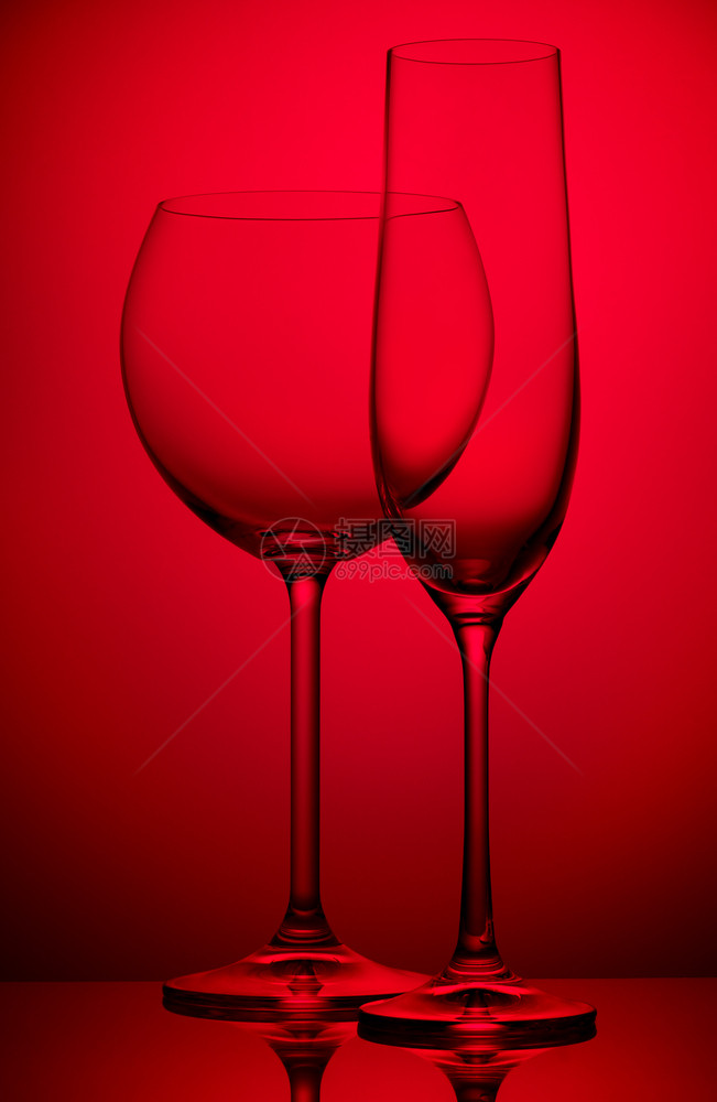 红色背景上两个空的葡萄酒杯吧赤霞珠干净的图片