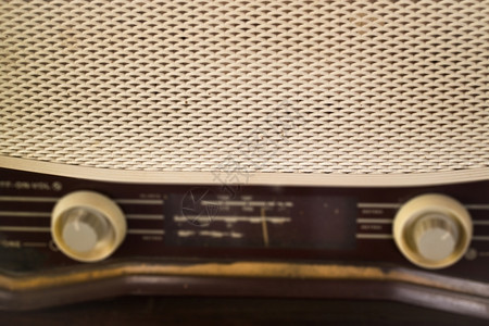 频率木桌上的复古收音机库存照片旋钮天图片