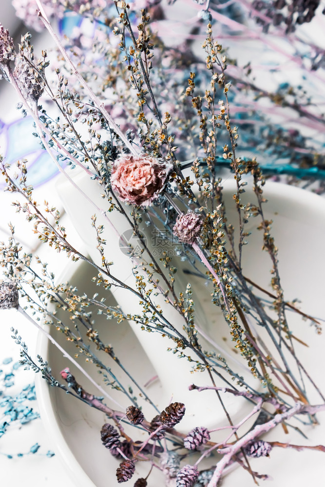 自然杵在大白色陶瓷迫击团中用粉状糊面背景或装饰品有选择地聚焦点的粉色花和背景体装饰风格图片