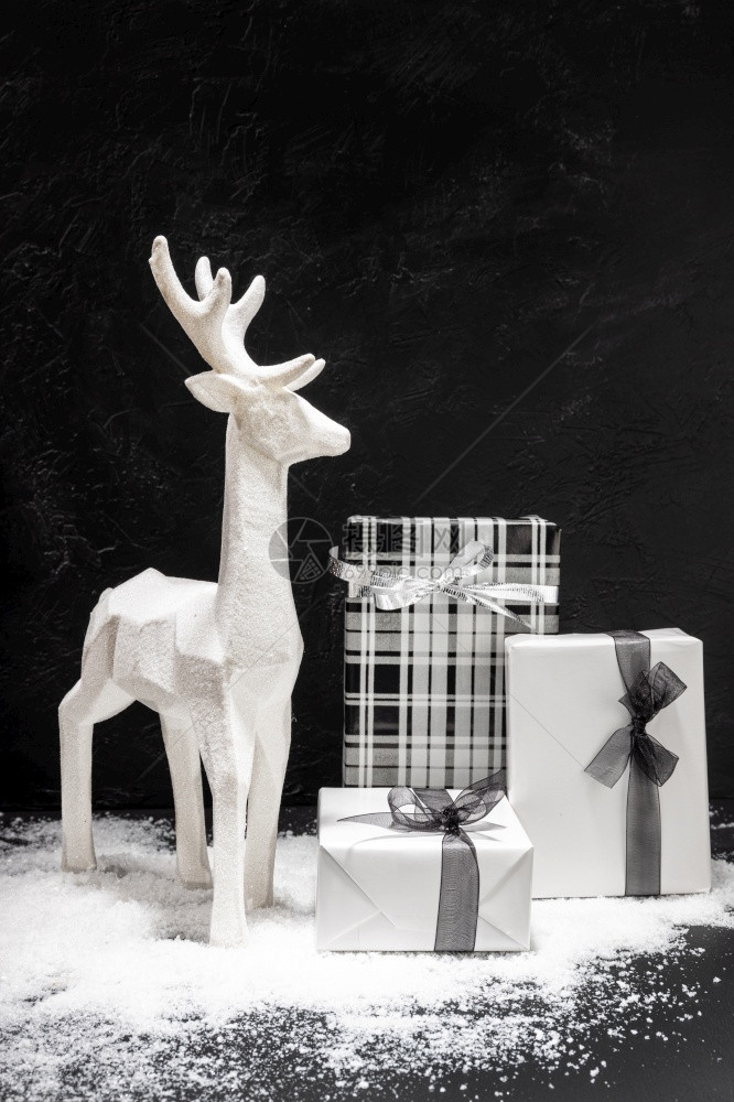 圣诞装饰和礼品盒黑底圣诞节概念的黑色背景组圣诞装饰和礼品盒庆典生活新的图片
