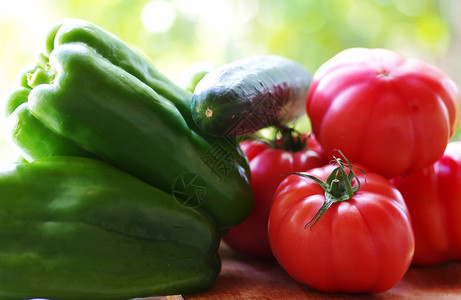 辣椒黄瓜和红番茄的特写调味品健康食物图片