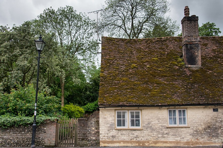 都铎王朝下垂旧的英国老房子屋顶上铺着拖地典型的乡村背景