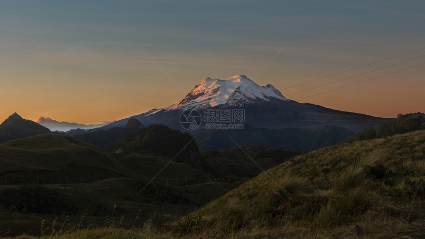 夏天旅行从厄瓜多尔安第斯山脉的帕拉克塔高地看日出时的安蒂萨纳火山全景从帕拉克塔高地看日出时的安蒂萨纳火山全景风优美图片