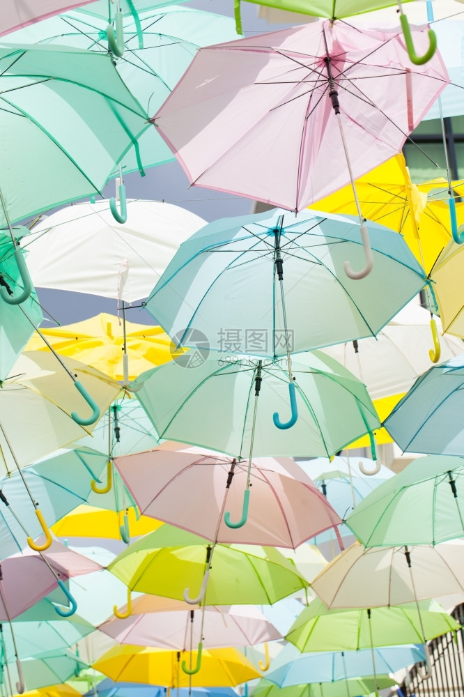 外部多彩雨伞太阳挂着相同大小的多彩样艺术图片