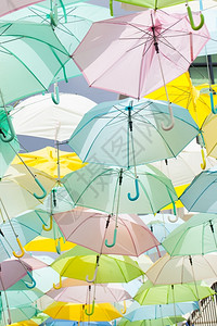 外部多彩雨伞太阳挂着相同大小的多彩样艺术图片