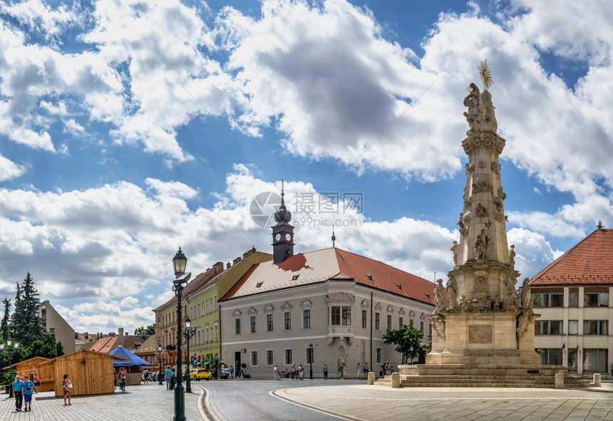 屋历史匈牙利布达佩斯1802匈牙利布达佩斯镇的圣三一柱在阳光明媚的夏日早晨匈牙利布达佩斯的圣三一柱旅游图片