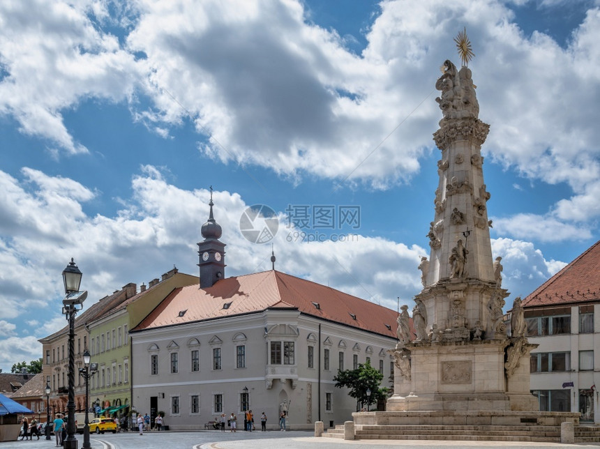 夏天城市匈牙利布达佩斯1802匈牙利布达佩斯镇的圣三一柱在阳光明媚的夏日早晨匈牙利布达佩斯的圣三一柱游览图片