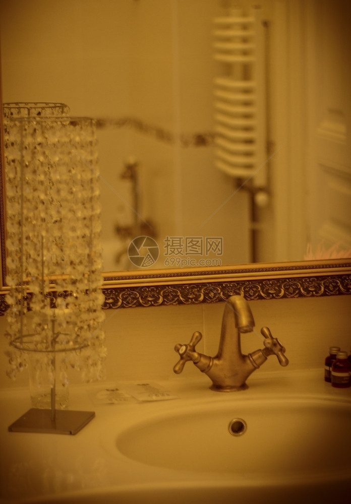 内部的镜子屋在优雅卫生间回溯效果中洗浴盆垂直视图图片