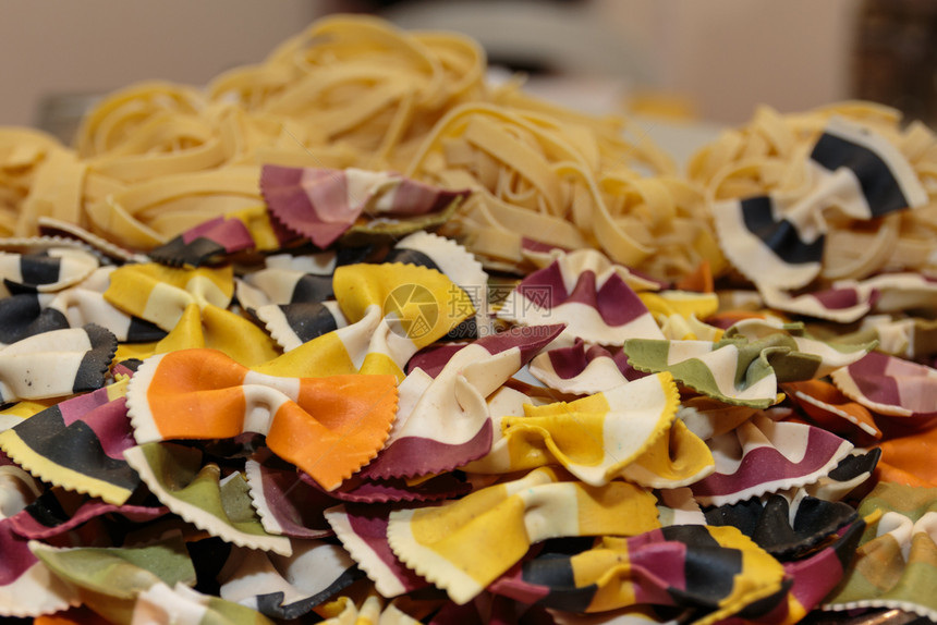 食用面条意大利色彩多的蝴蝶在背景中揭开意大利面食和图片