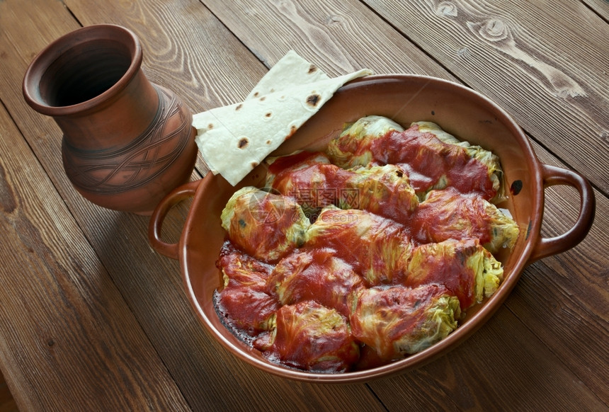 洋葱营养美食Holishkes传统的犹太菜卷土豆碎屑叶用包裹式装的方在肉和番茄酱上图片